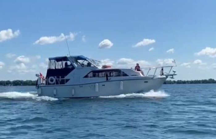 1988 Chris-Craft Catalina 381