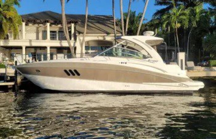 2014 Cruisers Yachts 380 Express