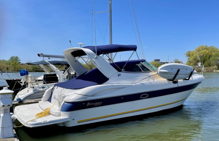 2004 Cruisers Yachts 320 Express